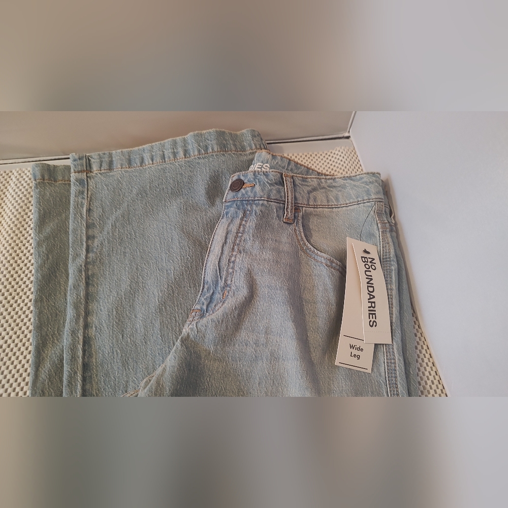 No Boundaries Women's Size 4 Mid-Rise Baggy Wide Leg Jeans Light Enzyme W/Tint - Picture 3 of 6